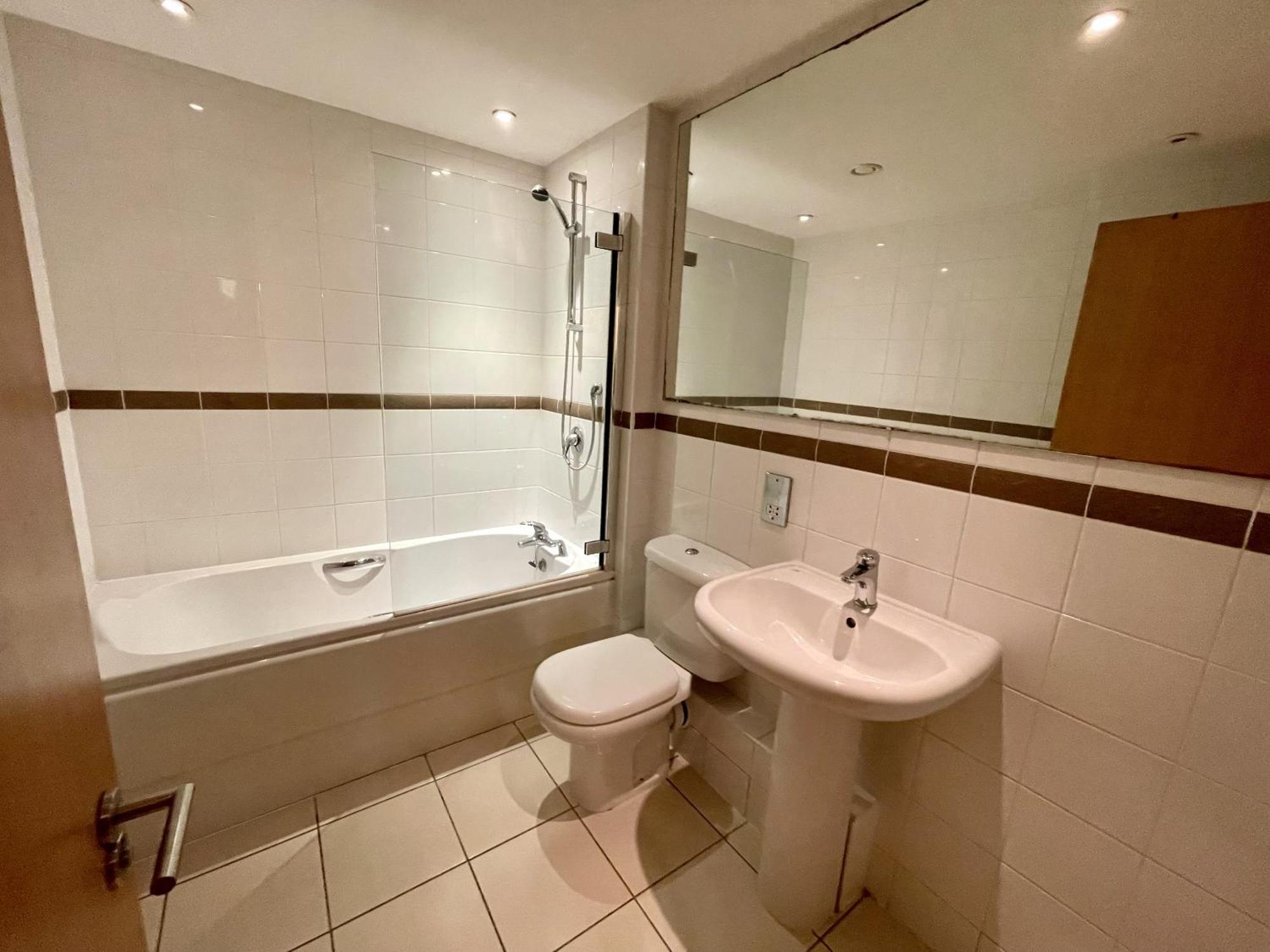 Stunning 2-Bed Town Centre Apartment - Hosted By Hutch Lifestyle Leamington Spa Exterior foto